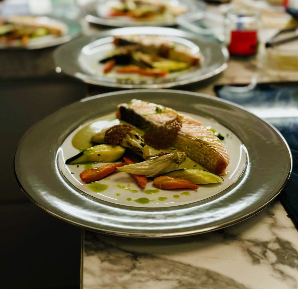 Plat menu sur mesure Plat d'un menu sur mesure au saumon