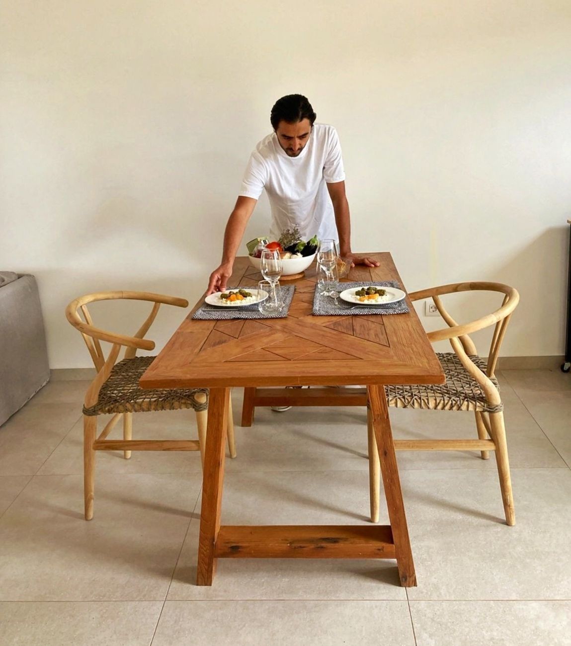 Mehdi Djaoud Mehdi Djaoud, chef privé, servant une table