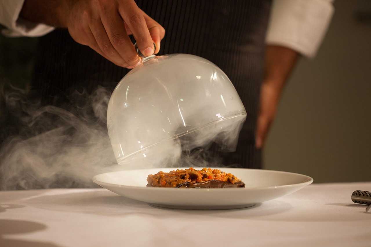 Photo chef privé Photo d'un plat dont on enlève la cloche