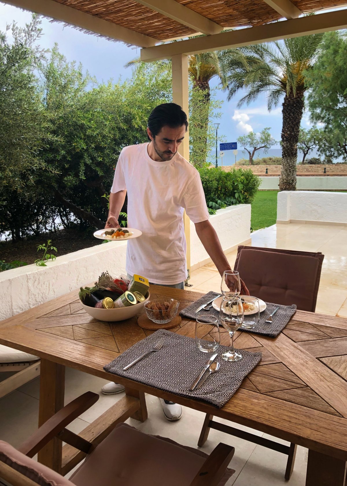 Mehdi Djaoud chef à domicile Le chef qui sert une table en extérieur