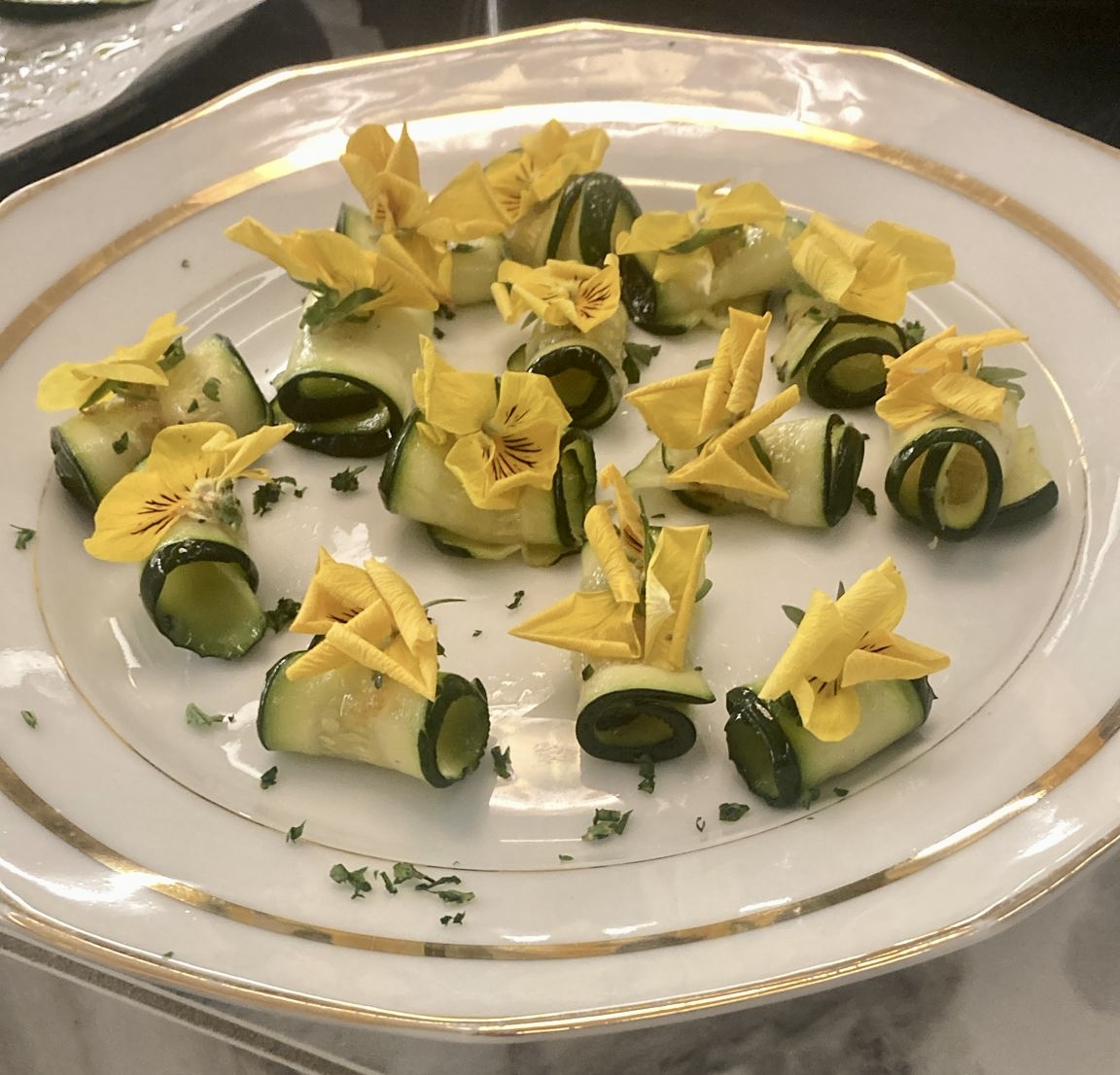 Plat du buffet pour événements Concombres roulés sur assiette